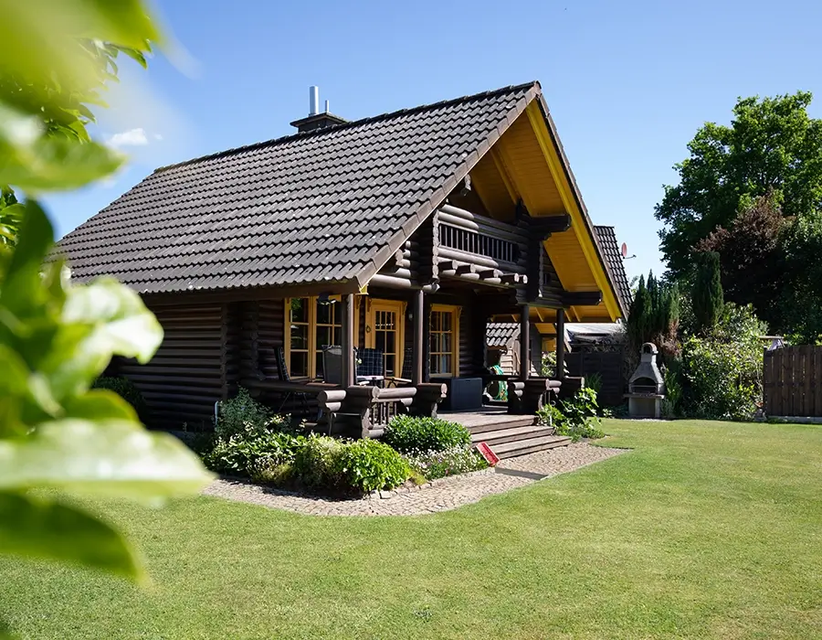 M2 Wulfetannen Blockhaus Terrasse mit Gartenmöbeln