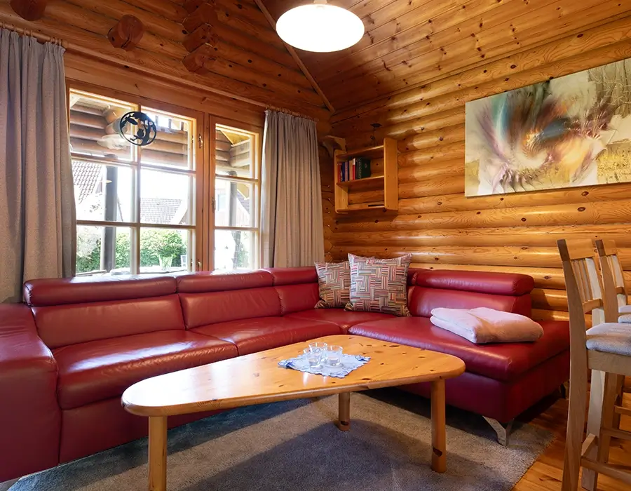 Rotes Ledersofa mit Couchtisch