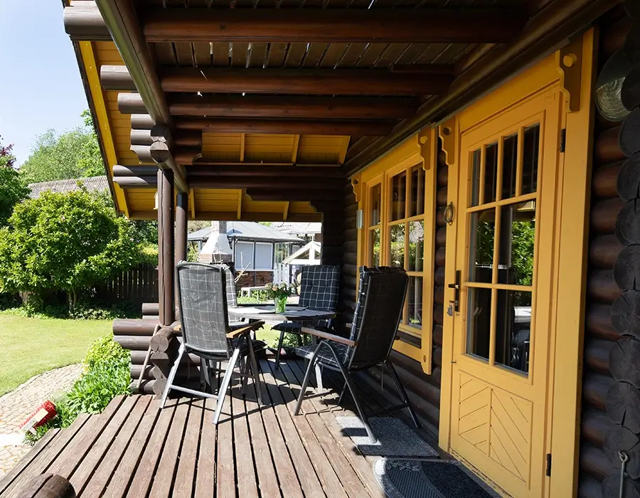 Terrasse mit Gartenmöbeln