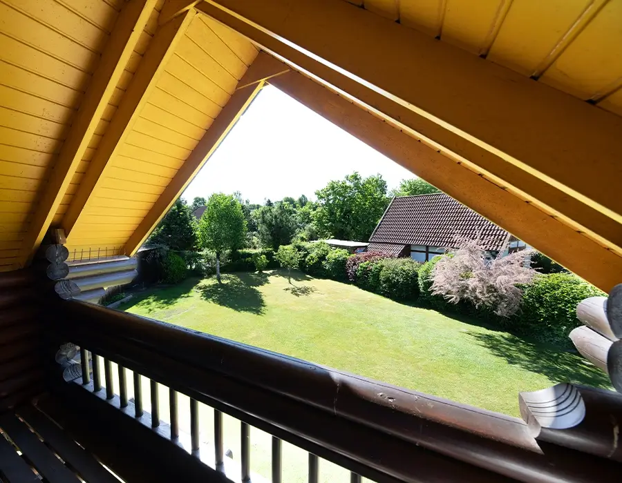 Blick vom Balkon des Ferienhauses auf den Garten