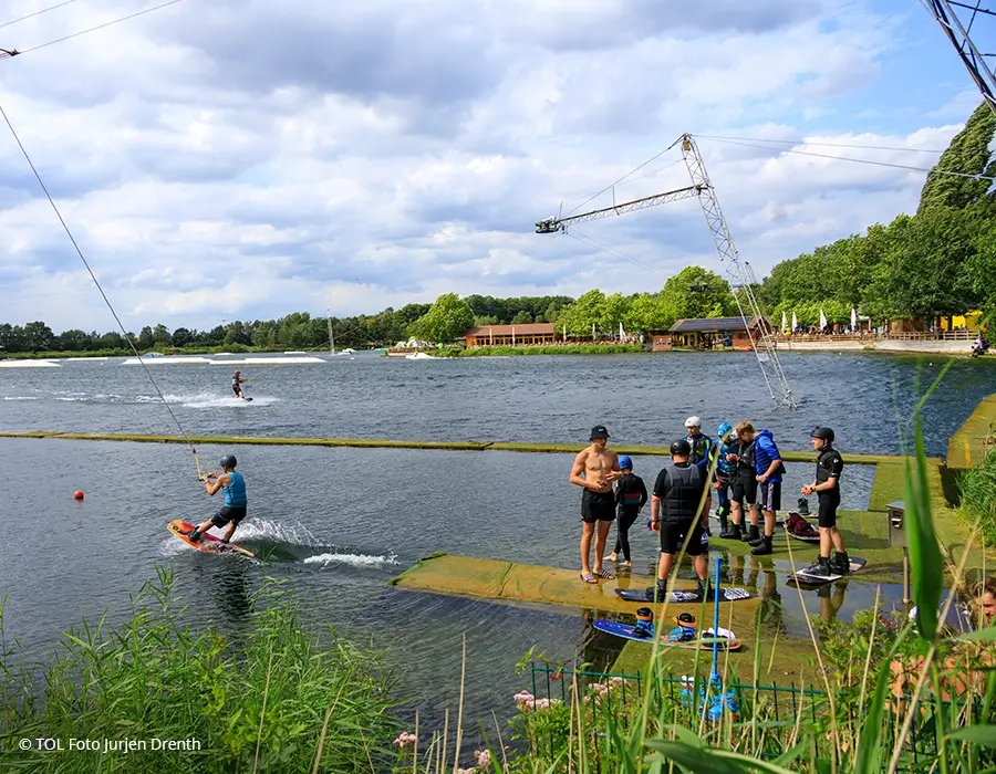 Ferienpark Germanenland, Personen fahren Wasserski