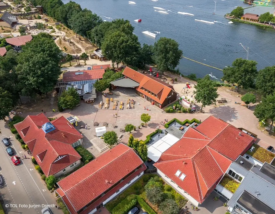 Alfsee mit Tourismusgebäuden am Wasser aus der Vogelperspektive