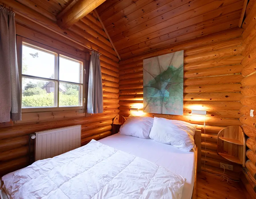 Doppelbett im Schlafzimmer im Erdgeschoss