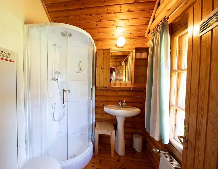 Dusche und Waschbecken im Badezimmer